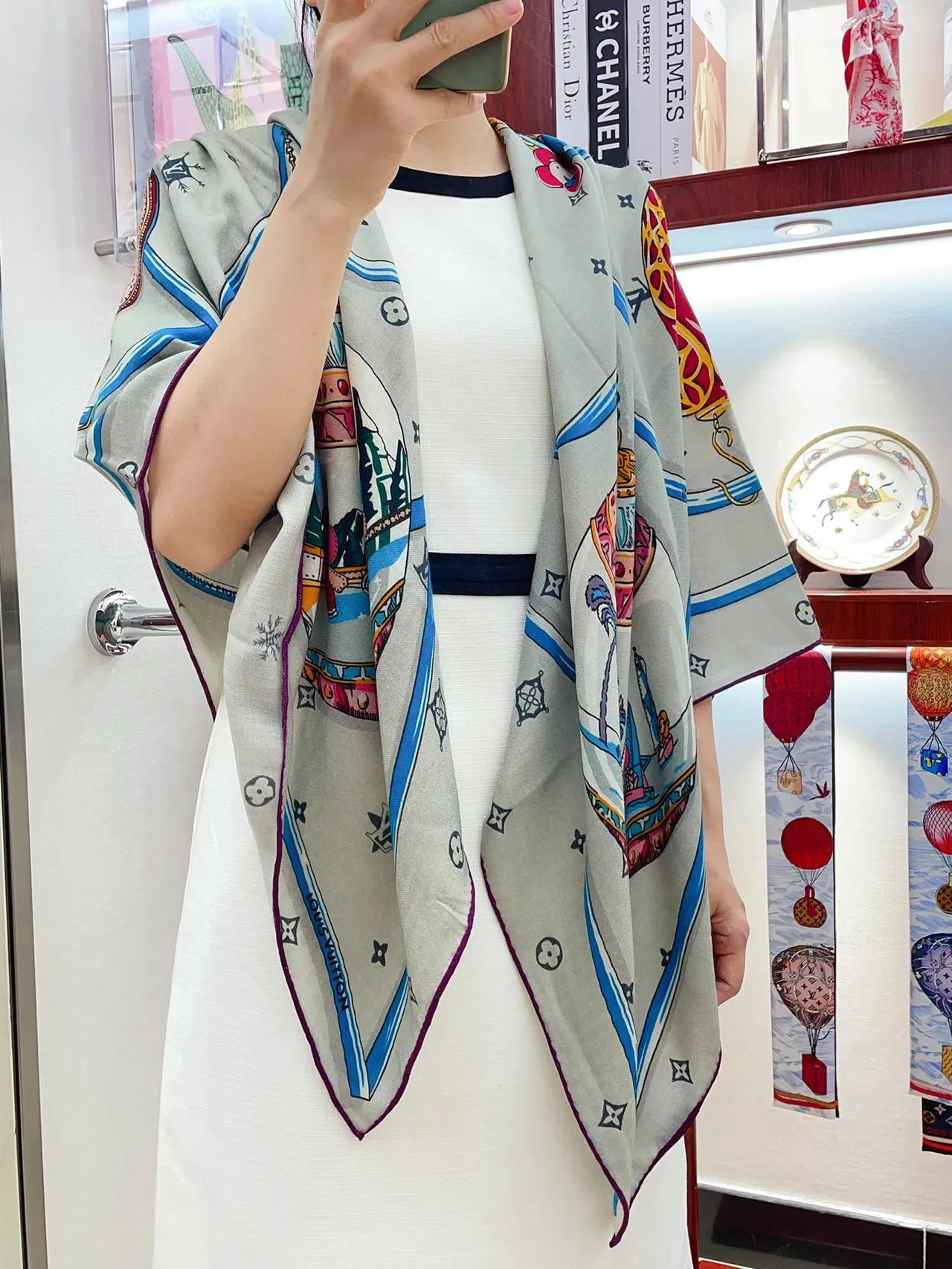 Louis Vuitton প্রিন্টেড কার্টুন মোটিফ বেইজ রেশম স্কার্ফ 2