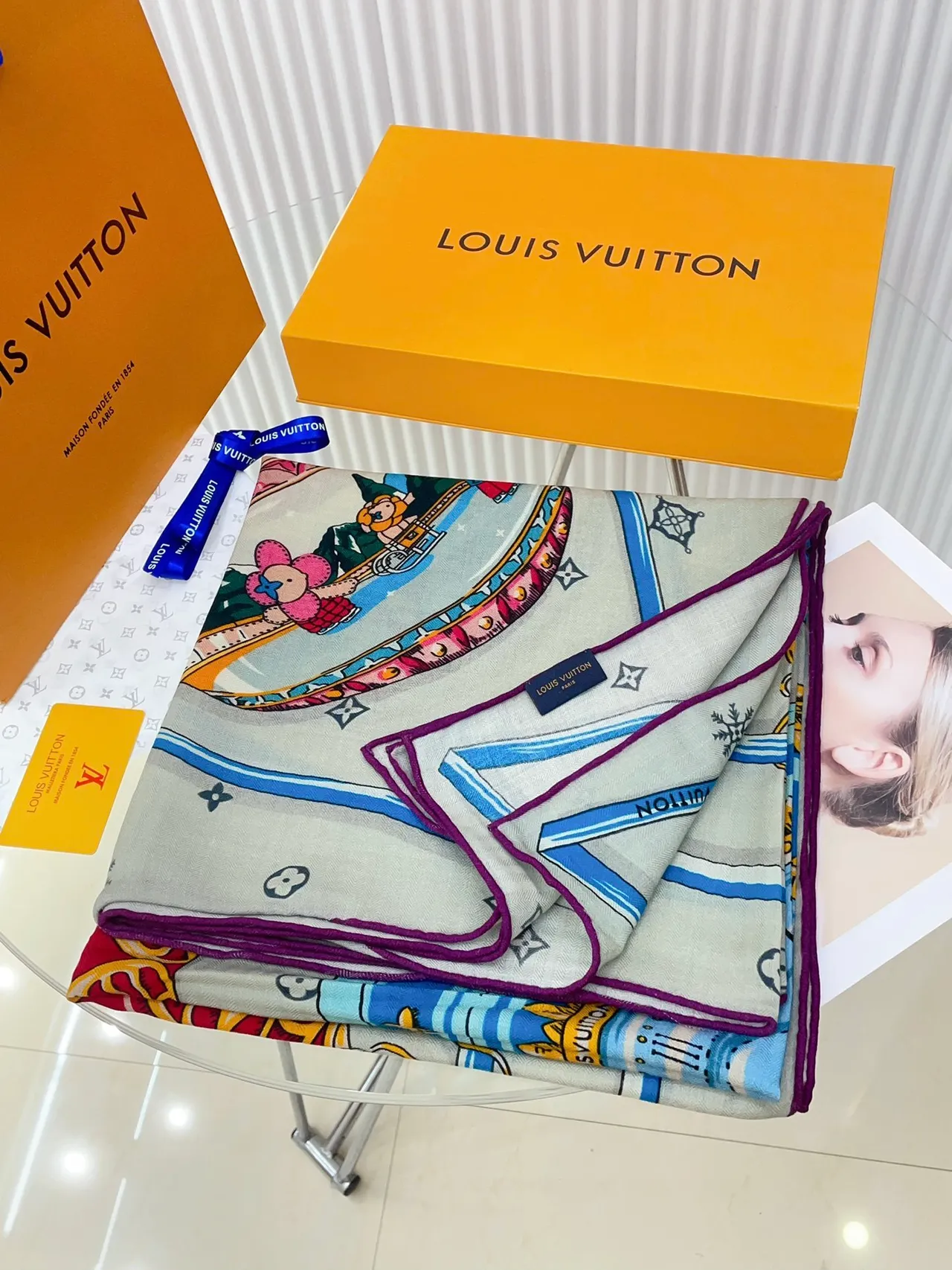 Louis Vuitton প্রিন্টেড কার্টুন মোটিফ বেইজ রেশম স্কার্ফ 5