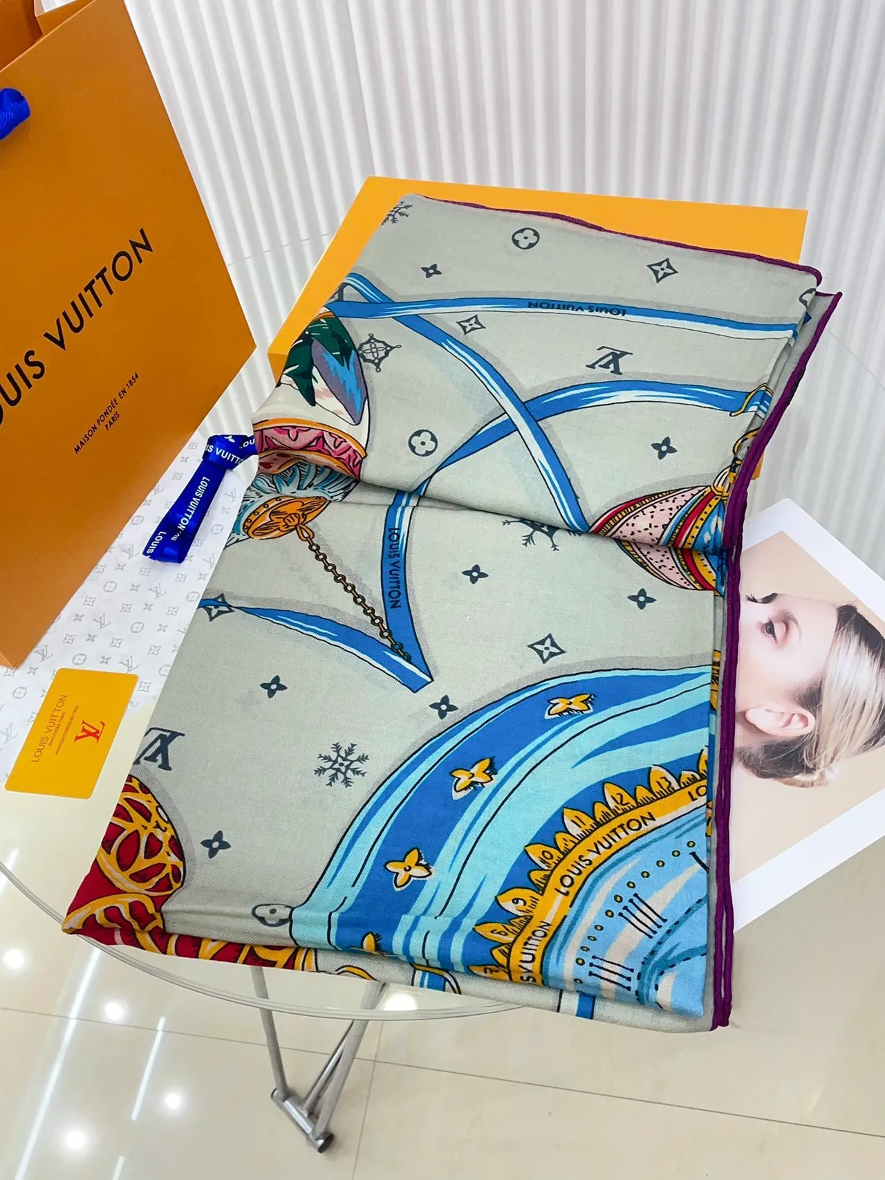Louis Vuitton প্রিন্টেড কার্টুন মোটিফ বেইজ রেশম স্কার্ফ 6
