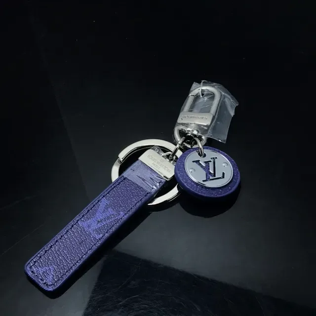 路易威登紫银印花皮革圆形LV徽章手袋挂饰 2