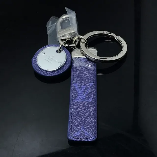 路易威登紫银印花皮革圆形LV徽章手袋挂饰 3