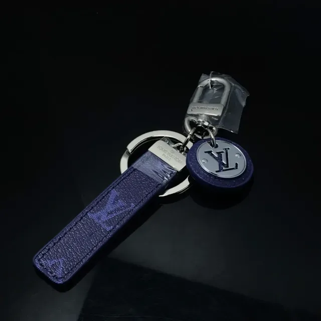 路易威登紫银印花皮革圆形LV徽章手袋挂饰 4