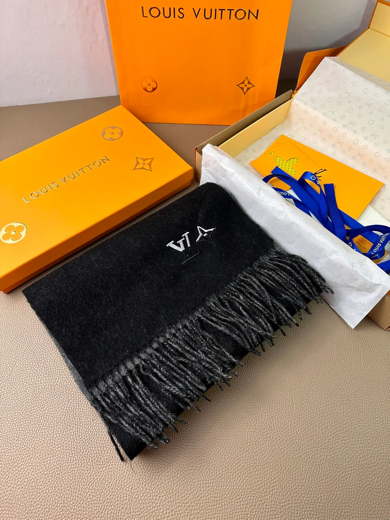 Louis Vuitton écharpe réversible noir et gris cachemire 4