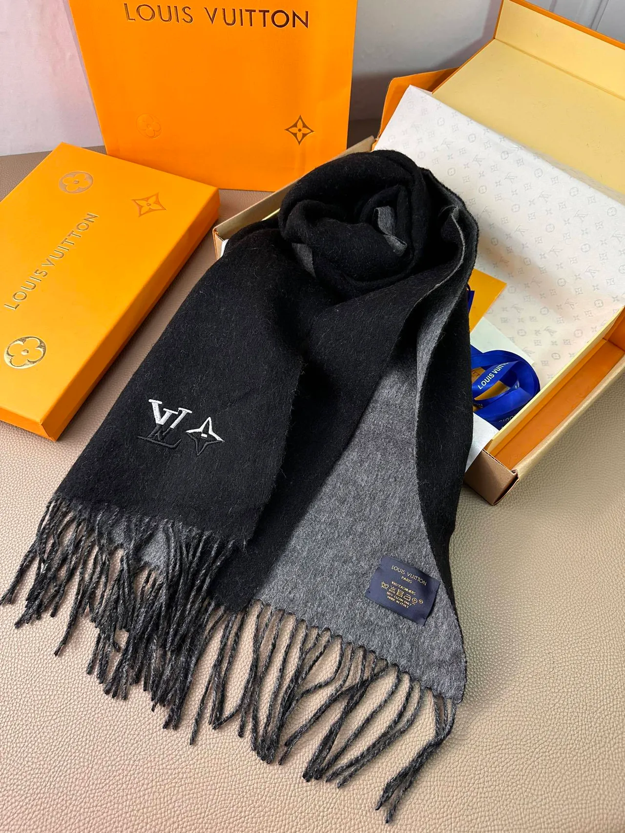 Louis Vuitton écharpe réversible noir et gris cachemire 7