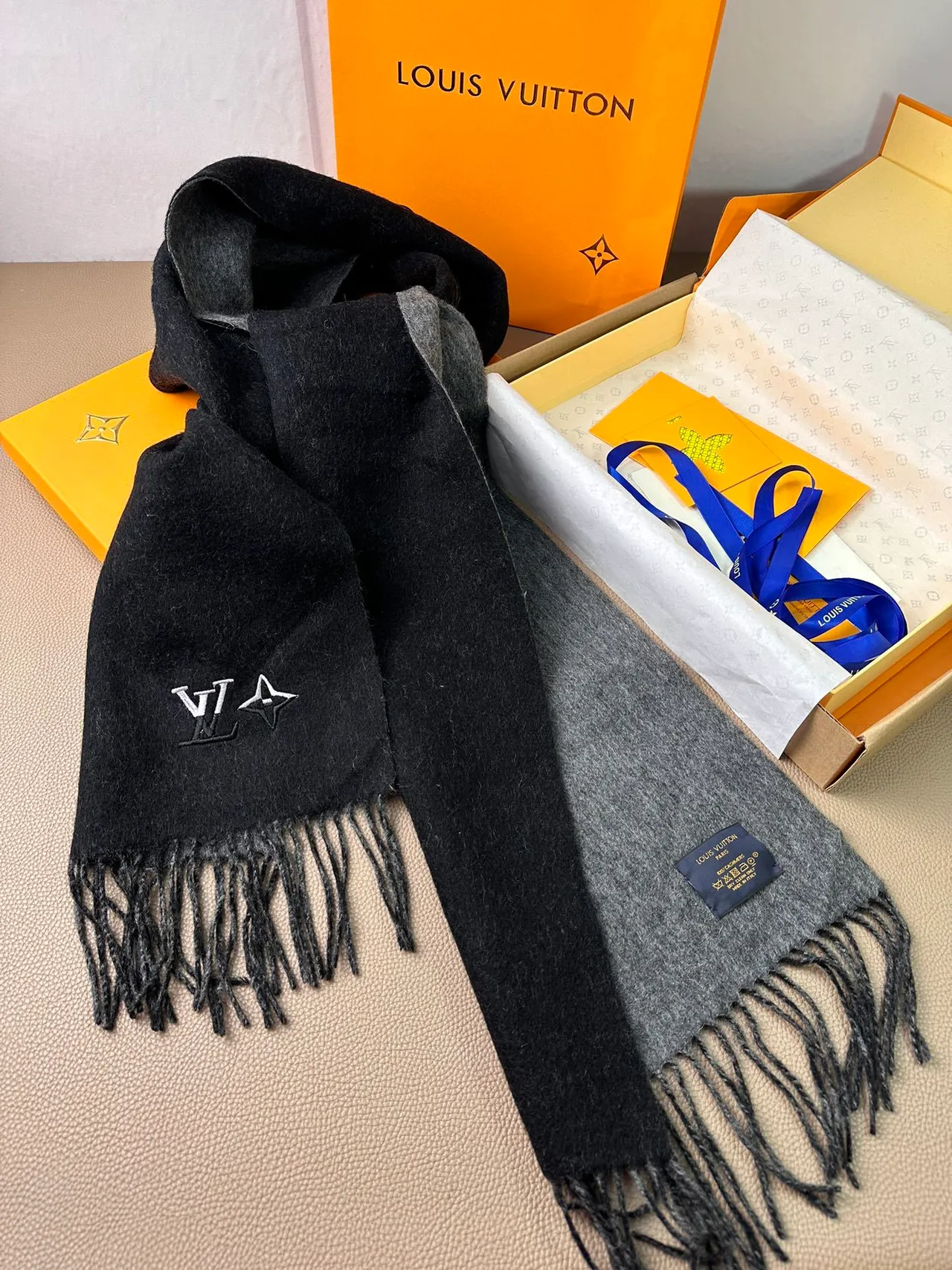 Louis Vuitton écharpe réversible noir et gris cachemire 8