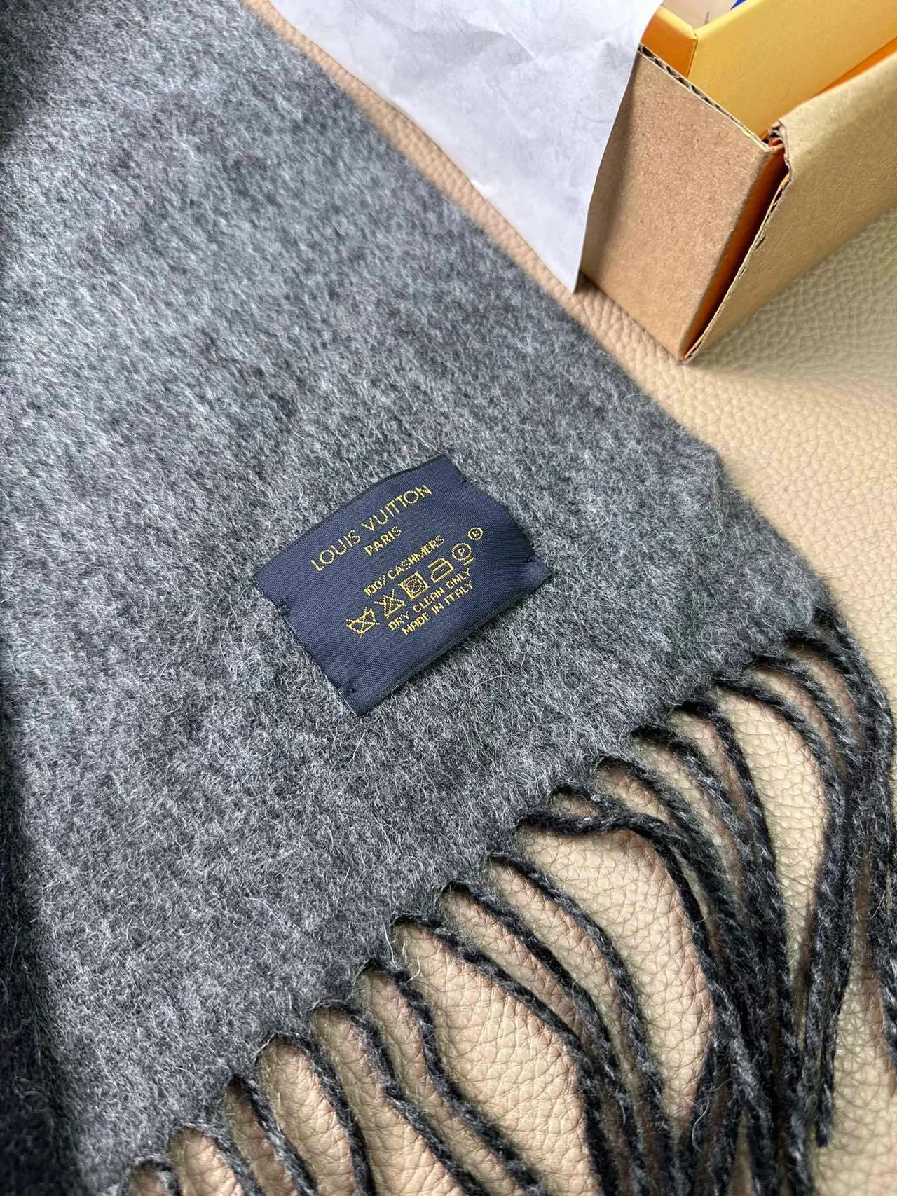 Louis Vuitton écharpe réversible noir et gris cachemire 9