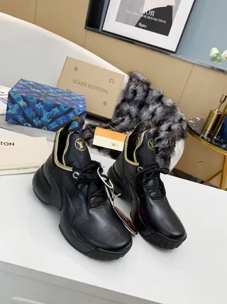 Louis Vuitton Run Away أسود منقوش بمونوغرام ذهبي-ترايم تشانكي سنيكرز 2