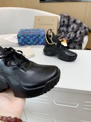 Louis Vuitton Run Away أسود منقوش بمونوغرام ذهبي-ترايم تشانكي سنيكرز 3