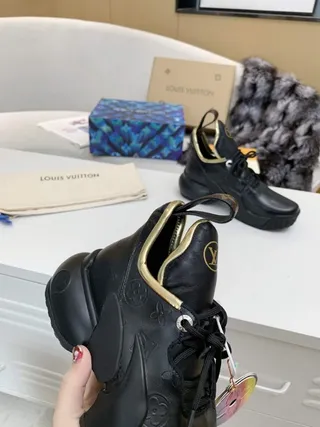 Louis Vuitton Run Away أسود منقوش بمونوغرام ذهبي-ترايم تشانكي سنيكرز 4