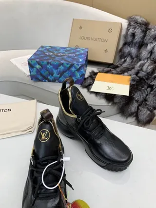 Louis Vuitton Run Away أسود منقوش بمونوغرام ذهبي-ترايم تشانكي سنيكرز 5