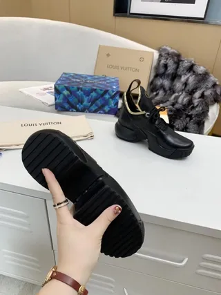 Louis Vuitton Run Away أسود منقوش بمونوغرام ذهبي-ترايم تشانكي سنيكرز 6