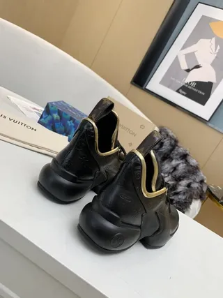 Louis Vuitton Run Away أسود منقوش بمونوغرام ذهبي-ترايم تشانكي سنيكرز 7