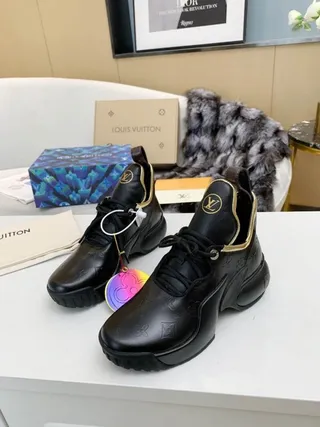 Louis Vuitton Run Away أسود منقوش بمونوغرام ذهبي-ترايم تشانكي سنيكرز 9