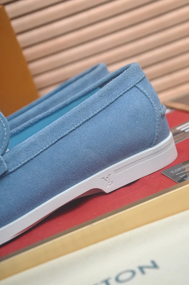 Louis Vuitton Run Away لوفرز من السويدي الأزرق الفاتح 2