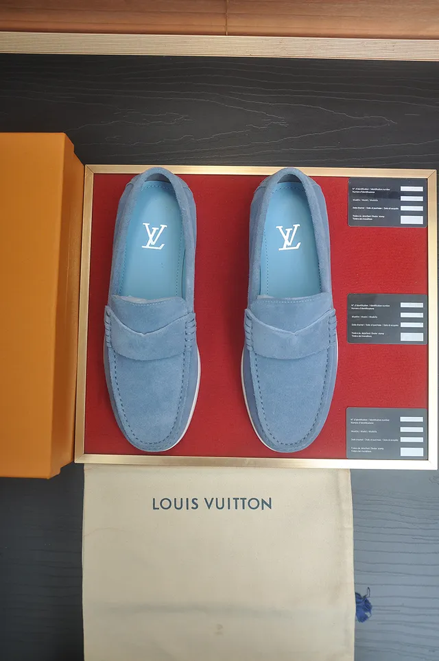 Louis Vuitton Run Away لوفرز من السويدي الأزرق الفاتح 5