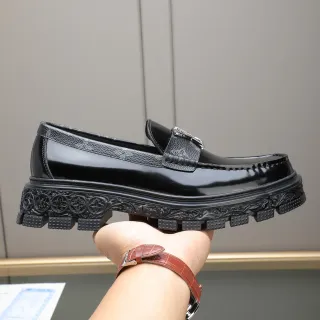 Louis Vuitton Run Away Loafer حذاء لوفر أسود جلد لامع ومخطط