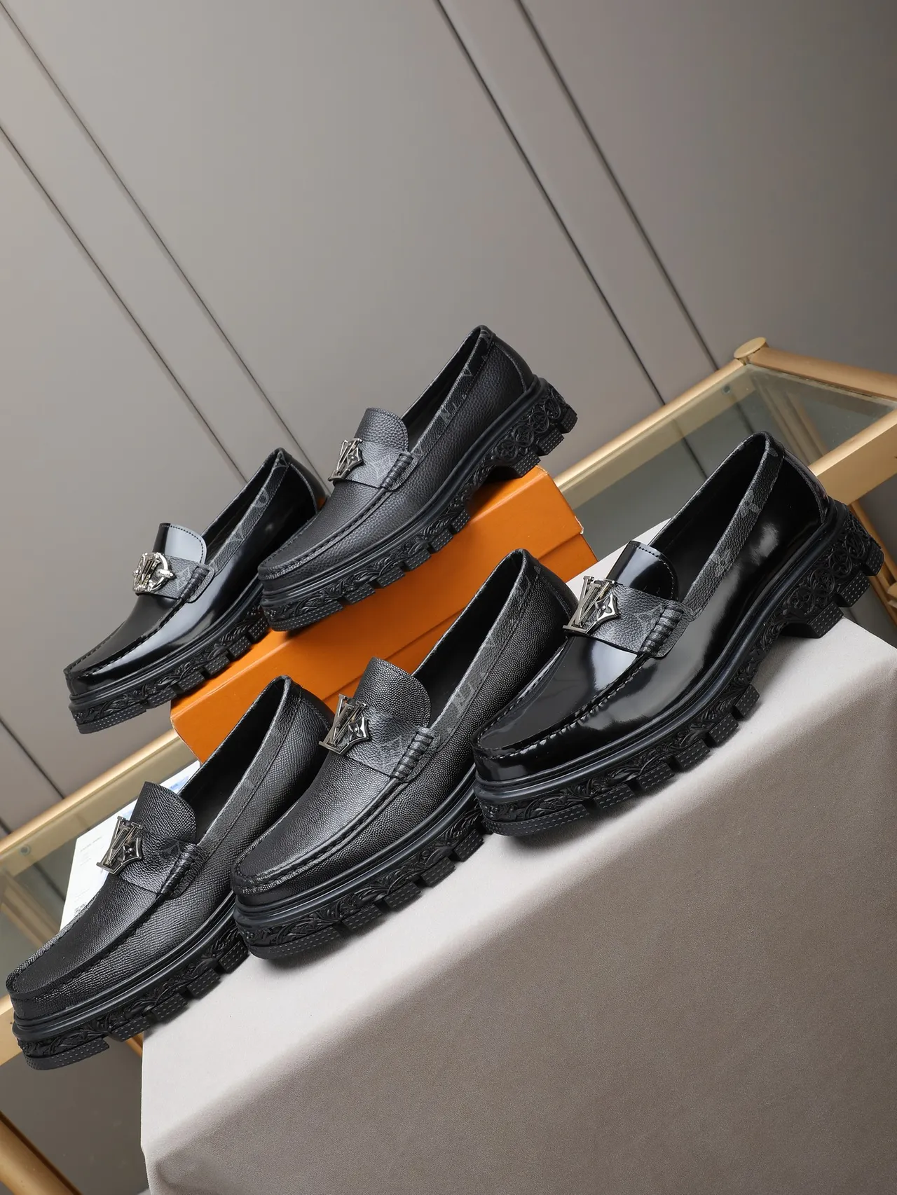Louis Vuitton Run Away Loafer حذاء لوفر أسود جلد لامع ومخطط 2