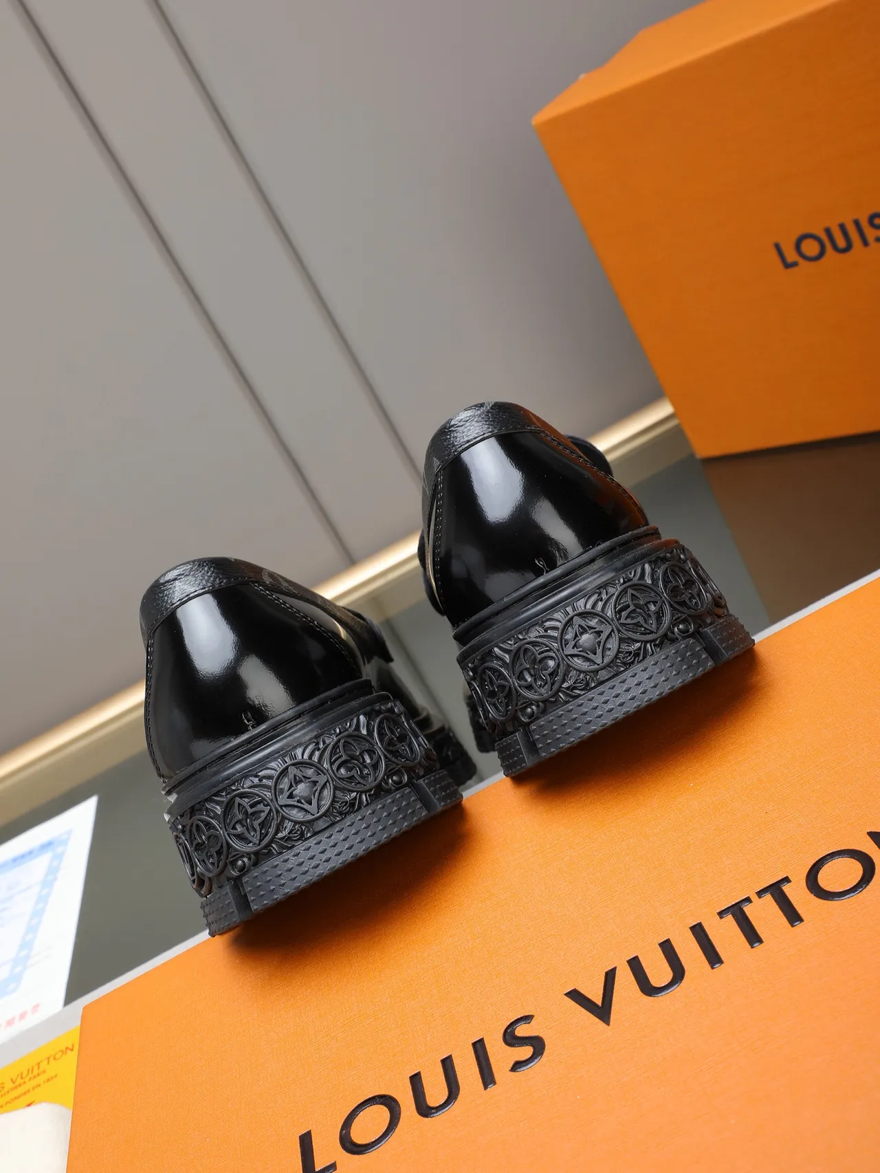 Louis Vuitton Run Away Loafer حذاء لوفر أسود جلد لامع ومخطط 3