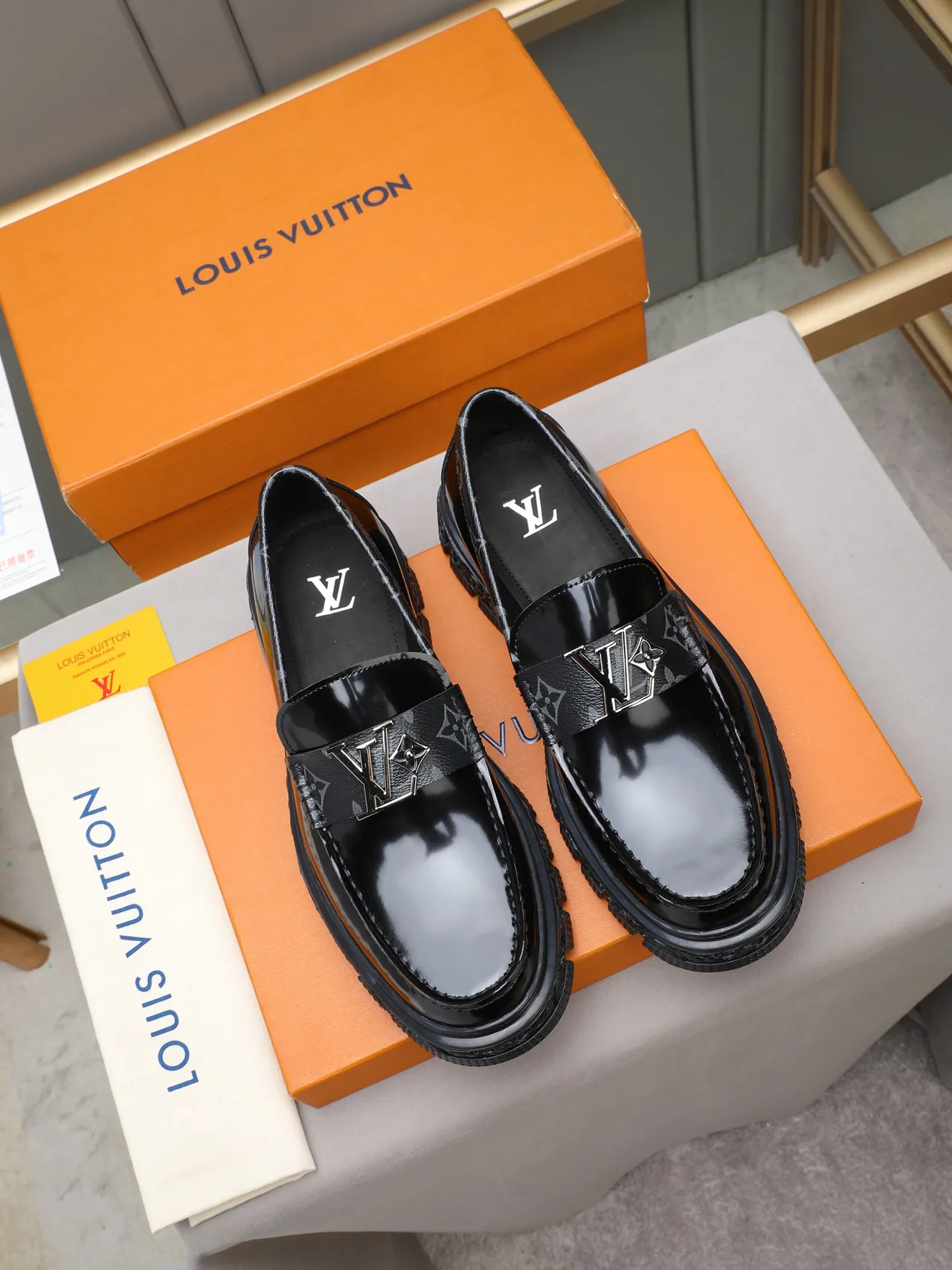 Louis Vuitton Run Away Loafer حذاء لوفر أسود جلد لامع ومخطط 4