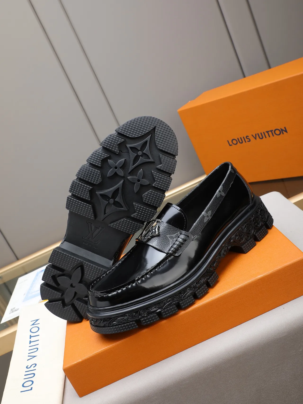 Louis Vuitton Run Away Loafer حذاء لوفر أسود جلد لامع ومخطط 5