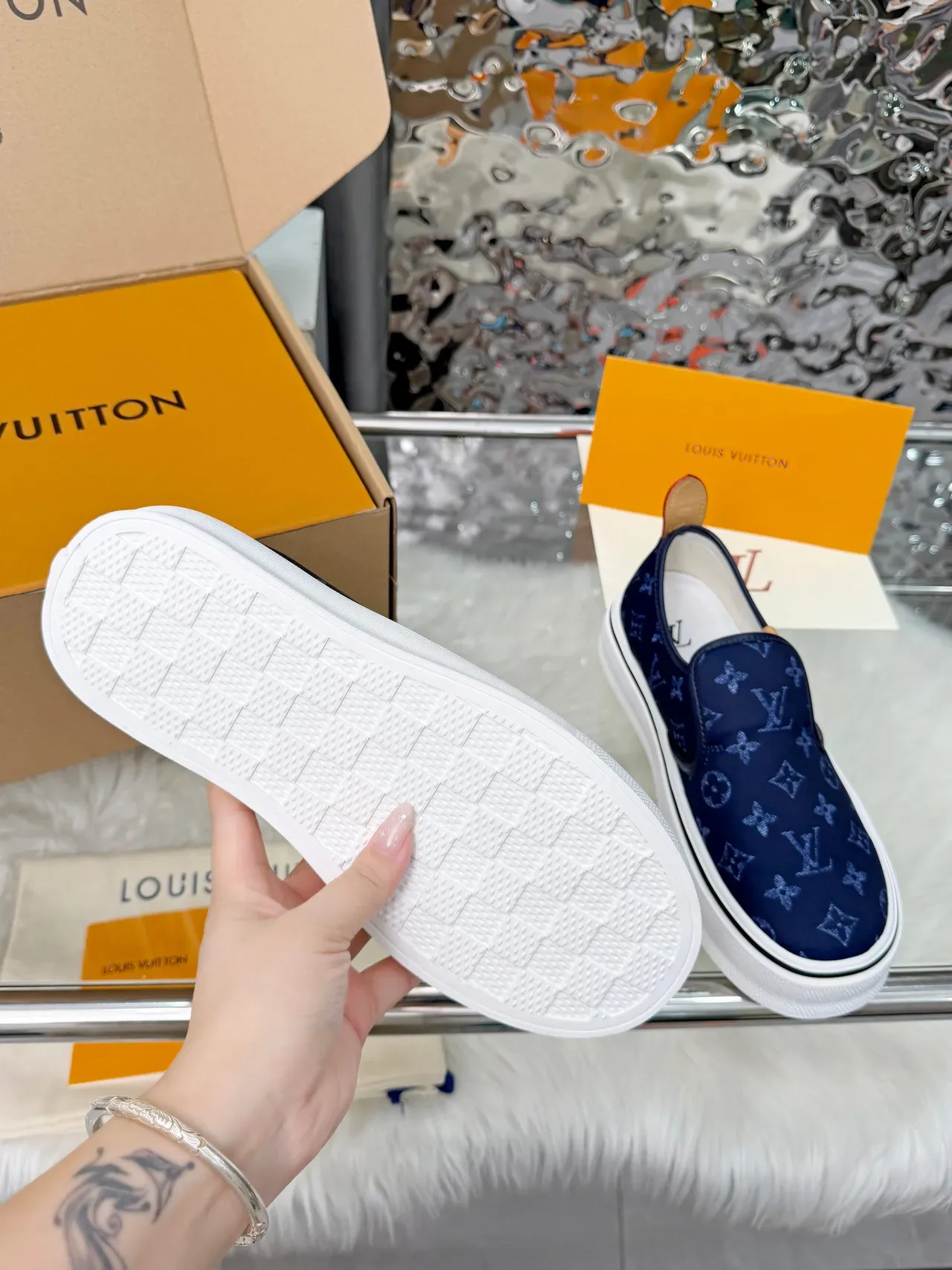 Louis Vuitton Run Away Navy White Monogram Canvas Zapatillas Lifestyle Slip-On 2