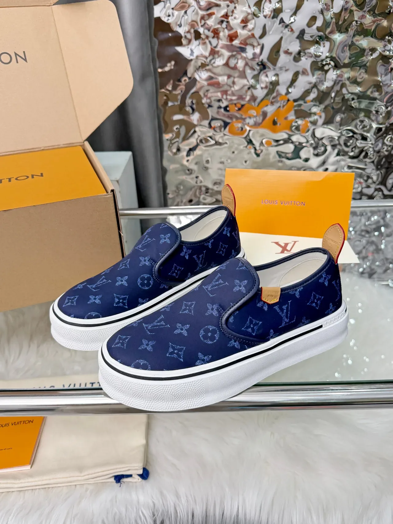 Louis Vuitton Run Away Navy White Monogram Canvas Zapatillas Lifestyle Slip-On 4