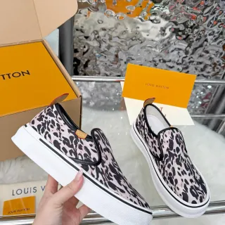Louis Vuitton Run Away Zapatillas lifestyle slip-on de lona con estampado de leopardo rosa y negro