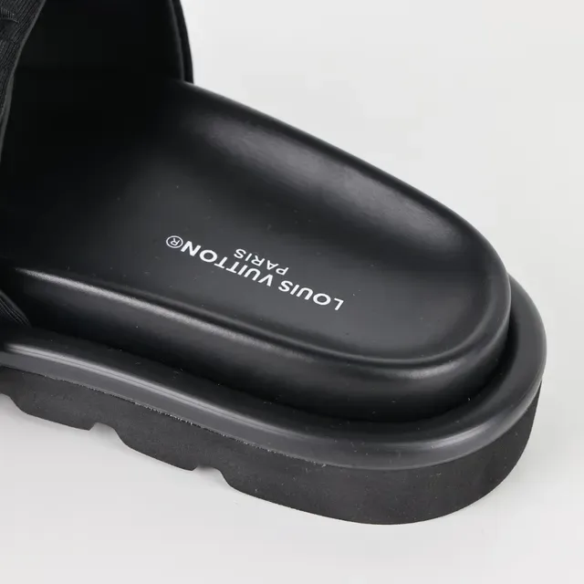 Louis Vuitton Run Away Slide Sandálias Pretas Monogram Com Tirante Acolchoado 4