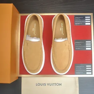 Louis Vuitton Run Away टैन सूड लॉफर्स