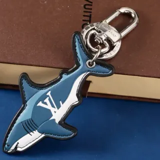 Bolsa cruzada Louis Vuitton com charme de tubarão em couro azul branco com aplique