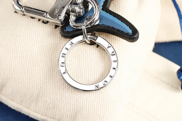 حقيبة كتفية Louis Vuitton بجاذب سمك القرش من الجلد الأزرق والأبيض مع التطبيق 3