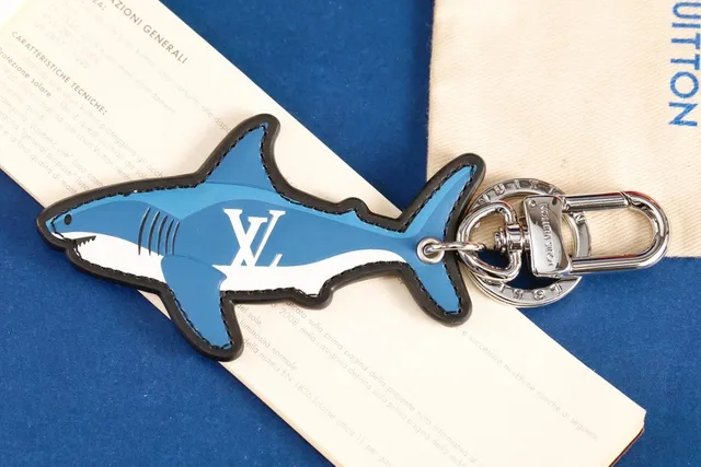 حقيبة كتفية Louis Vuitton بجاذب سمك القرش من الجلد الأزرق والأبيض مع التطبيق 6