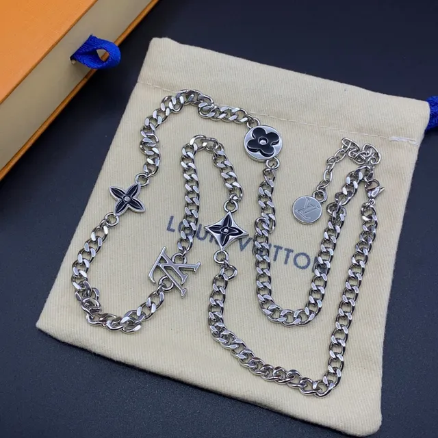 Louis Vuitton Collier Chaîne Curb Argent Noir Multi-Charm Pendentif Design 4