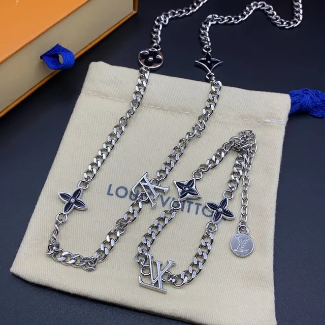 Louis Vuitton Collier Chaîne Curb Argent Noir Multi-Charm Pendentif Design 6