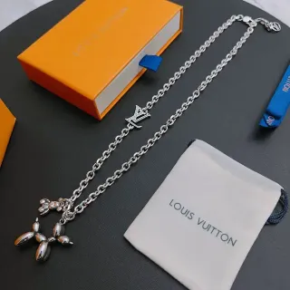 Colar Louis Vuitton com pingente Balloon Dog em prata com monograma LV