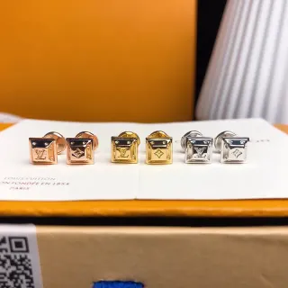 Louis Vuitton Brincos Quadrados Stud Ouro Prata Monogram-Engraved