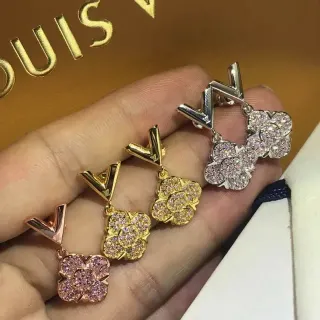 أقراط Louis Vuitton V Flower ذهبي وردي Posts Pavé كريستल زهور معلقة