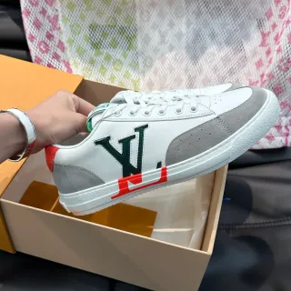 Louis Vuitton सफेद ग्रे लो-टॉप लेदर-सuede हाइब्रिड लाइफस्टाइल स्नीकर्स