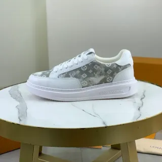 Louis Vuitton Zapatillas Lifestyle Blancas y Grises Low-Top con Panel Textil Monogramado