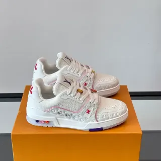 Louis Vuitton Brancos e Rosados Embossed Monogram Couro Acento Piping Tênis Lifestyle