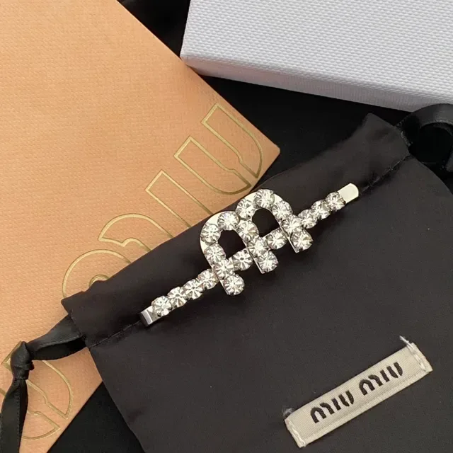 Miu Miu ক্রিস্টাল লোগো মোটিফ সিলভার হোয়াইট ব্রোচ 7