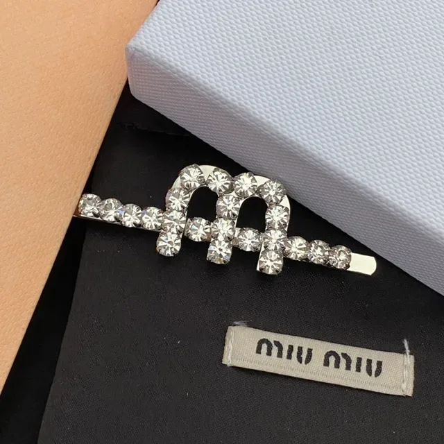 Miu Miu ক্রিস্টাল লোগো মোটিফ সিলভার হোয়াইট ব্রোচ 9