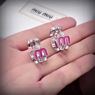 Miu Miu Logo Charm गुलाबी एनामेल क्रिस्टल ईयररिंग्स