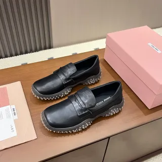 Miu Miu Wander 黑色灰色皮革乐福鞋 铆钉鞋底 乐福鞋