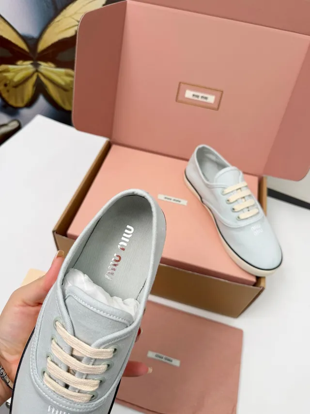 Miu Miu Wander 浅灰色帆布鞋 2