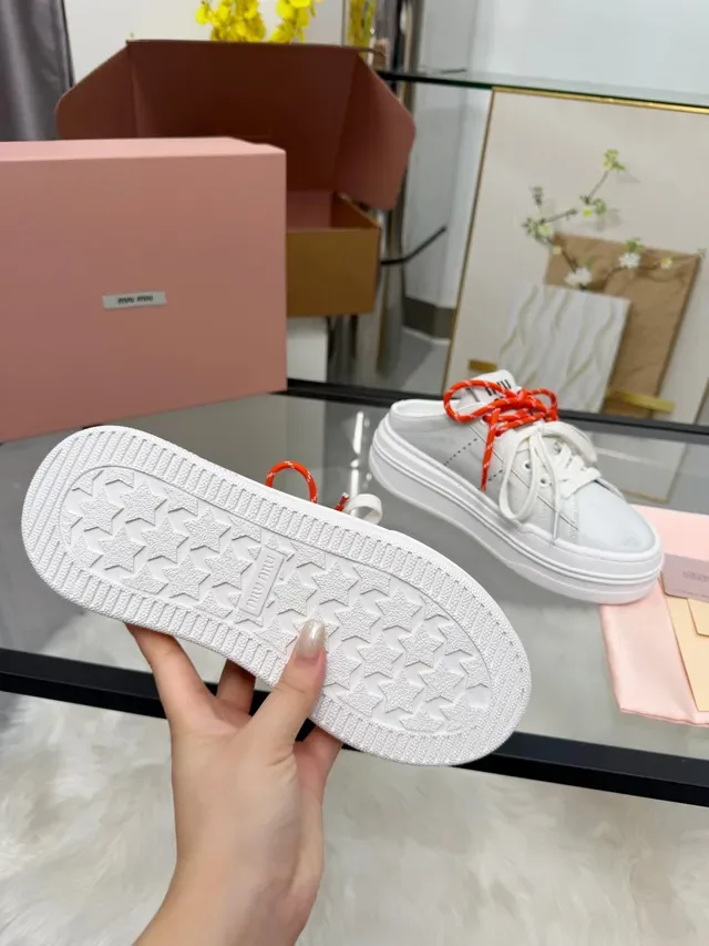 Miu Miu Wander White and Orange 系带生活方式运动鞋 2