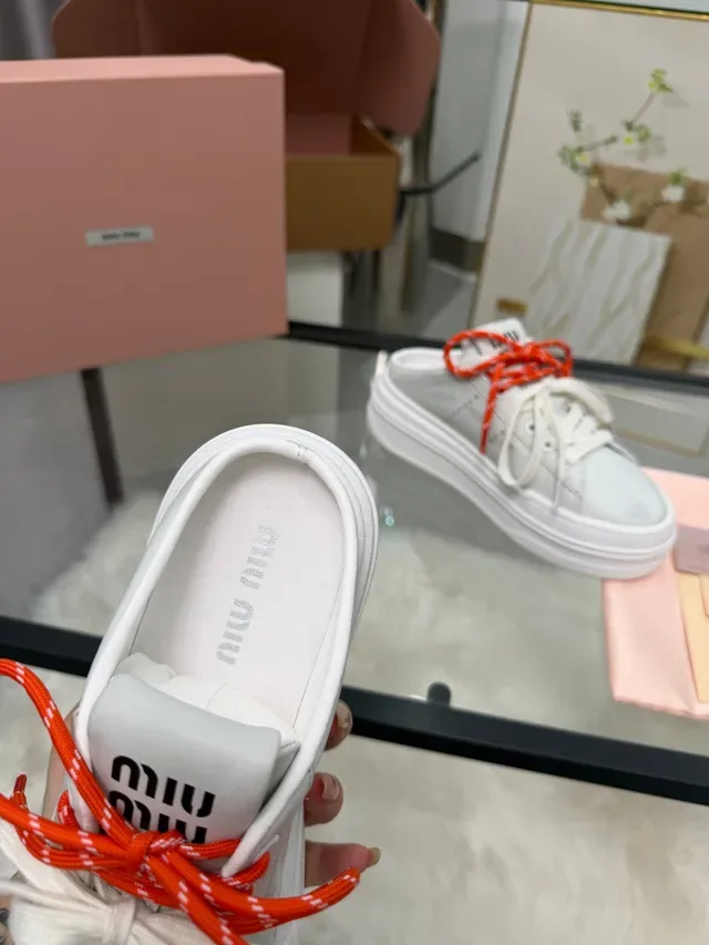 Miu Miu Wander White and Orange 系带生活方式运动鞋 3