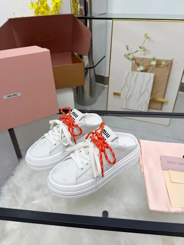Miu Miu Wander White and Orange 系带生活方式运动鞋 4