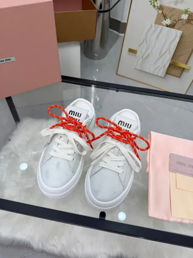 Miu Miu Wander White and Orange 系带生活方式运动鞋 5