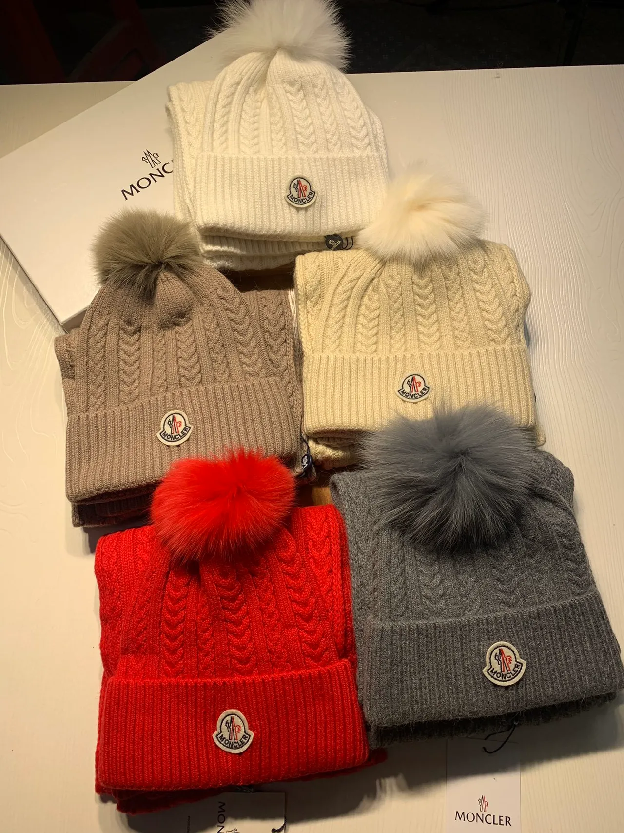Moncler বেইজ কেবল নিট রিবড কাফস সোয়েটার 2